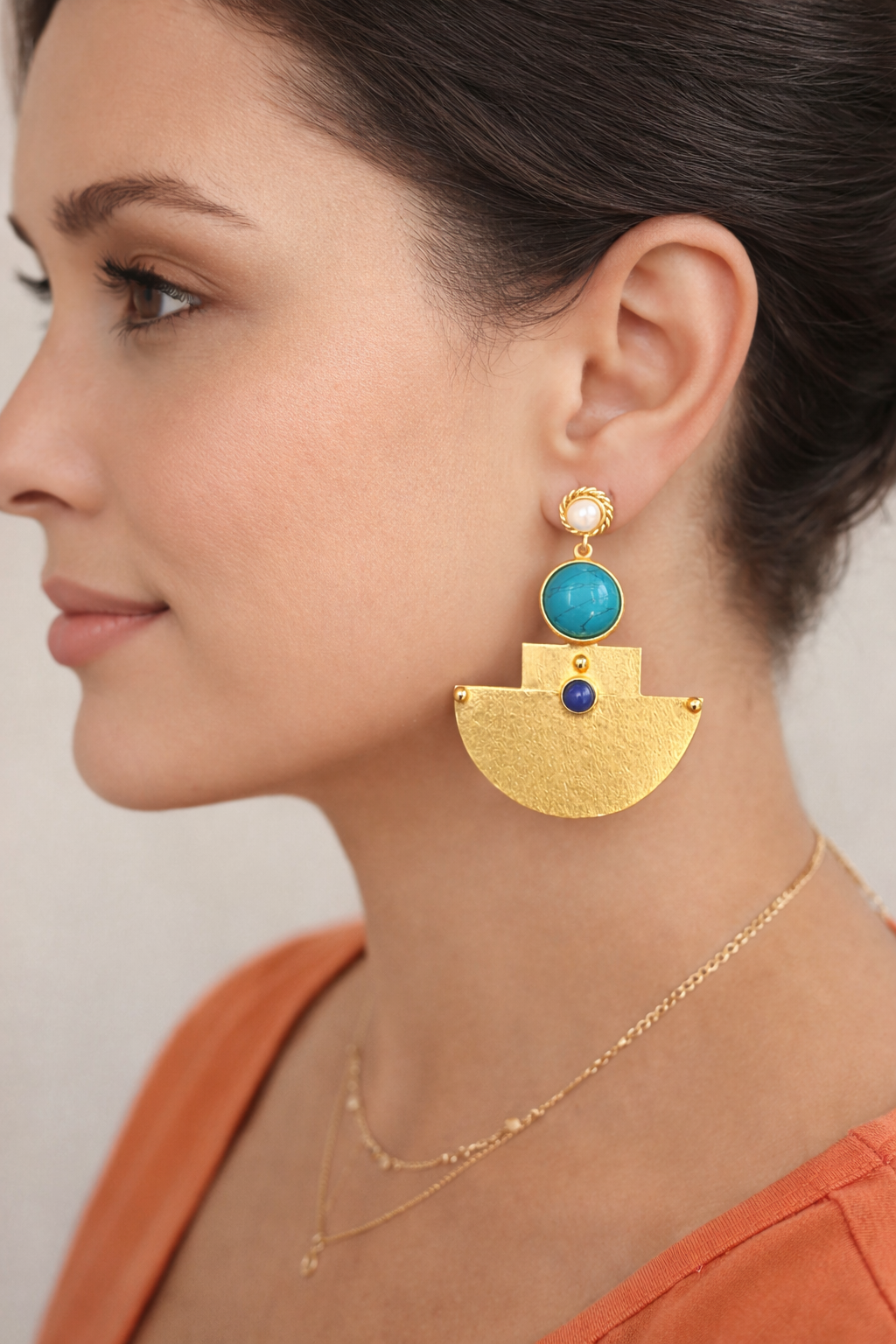 Boucles d’oreilles artisanales plaqué or, pierres naturelles & perles de culture porté