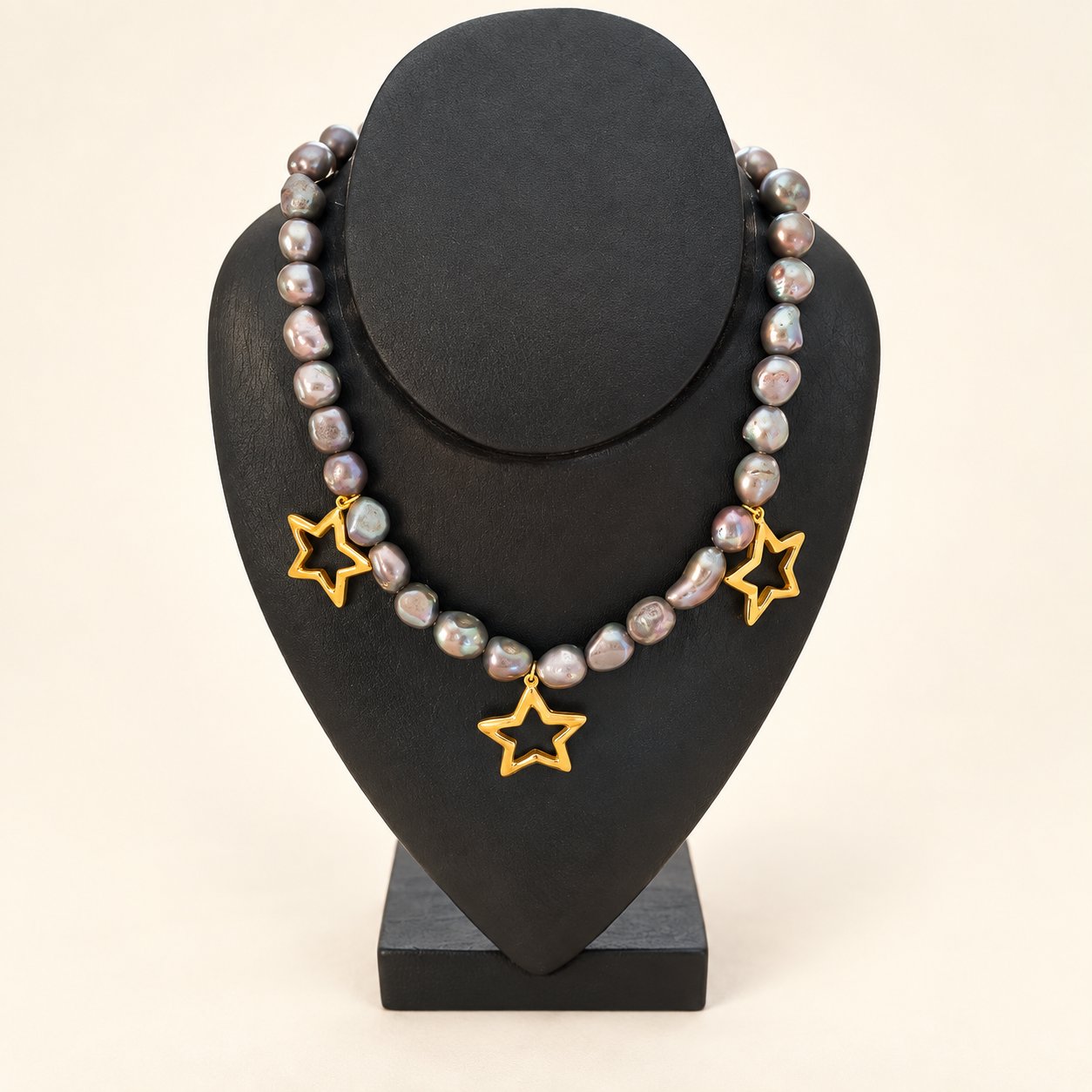 Collier en perles de culture et trois étoiles en plaqué or