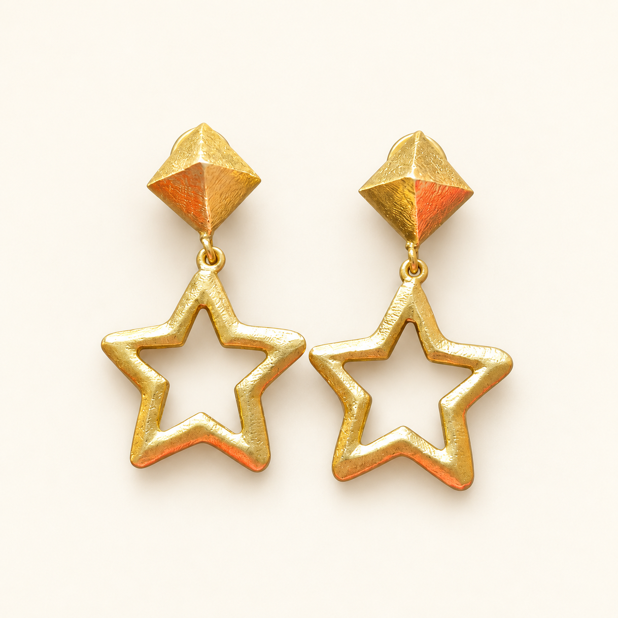 Boucles d’oreilles étoiles ajourées en plaqué or, vue de face